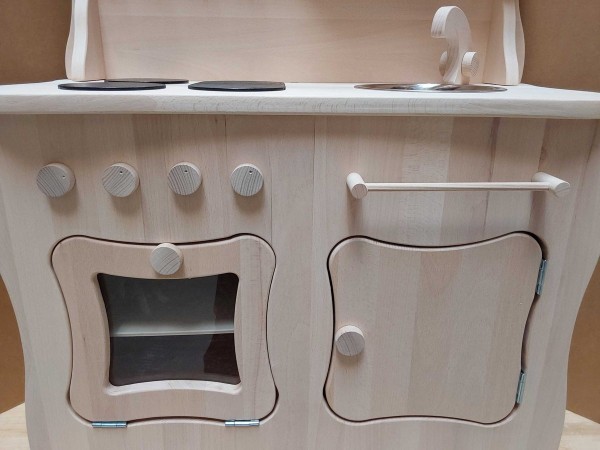 Herd, Backofen und Spüle der Schneewittchen Kinderküche im Detail