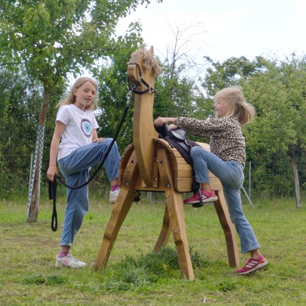 Spielpferd Alpaka für Kinder im Garten spielen Spielpferd Alpaka für Kinder im Garten spielen