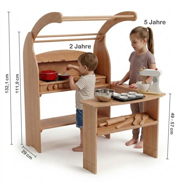 Holz Kinderküche im Größenvergleich mit Kindern – ideal für verschiedene Altersstufen