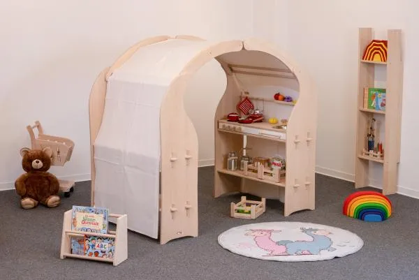 Bogenhaus aus Holz | Bunt farbiges Regenbogen-Haus. Bogenhaus aus Holz | Bunt farbiges Regenbogen-Haus.