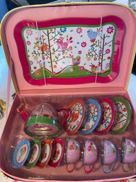 15-teiliges Puppengeschirr Set mit Teekanne, Tassen und Tellern