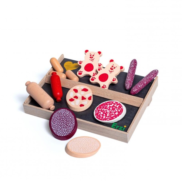 Wurstsortiment aus Holz mit Bärchenwurst, Salami und Würstchen detailansicht