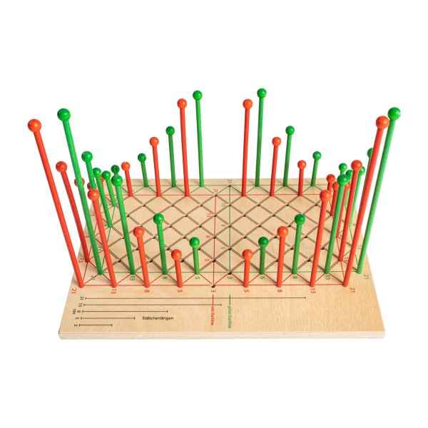 Stabularasa Strategiespiel Detail mit gesteckten roten und grünen Holzstäbchen