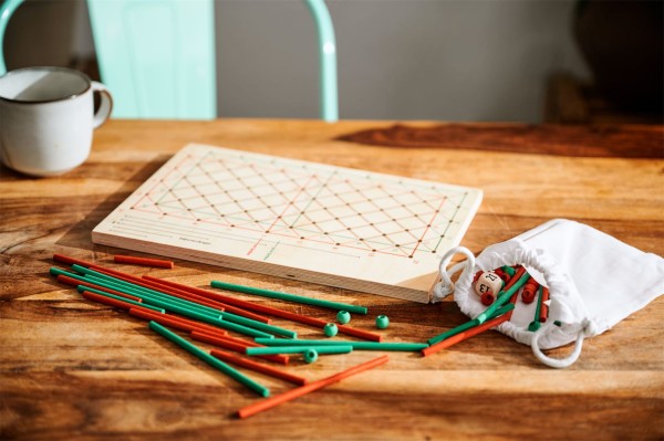 Stabularasa Strategiespiel aus Holz mit Spielbrett, Stäbchen und Baumwollsäckchen