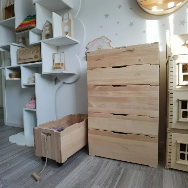 Kinderzimmer Ordnung halten mit Holzkisten