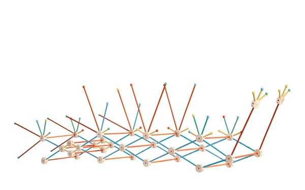 Langes Bauwerk aus dem SteckART Set 2 mit vielen farbigen Holzstäben und Knotenpunkten