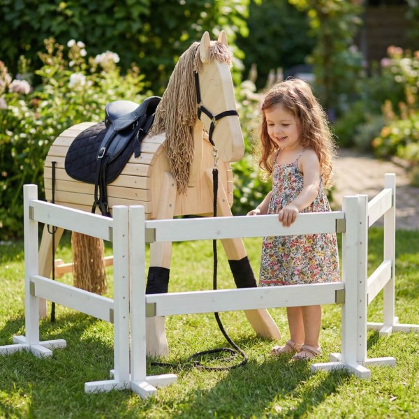 Hobby Horse Zaun als Paddock für Holzpferd im Garten aufgebaut