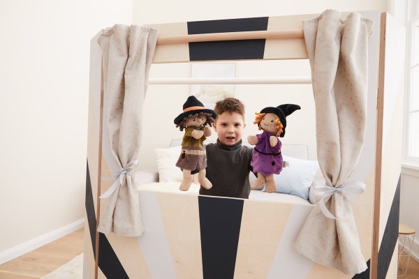 Kind spielt fröhlich Kasperletheater mit den weichen Sterntaler Handpuppen Räuber und Hexe