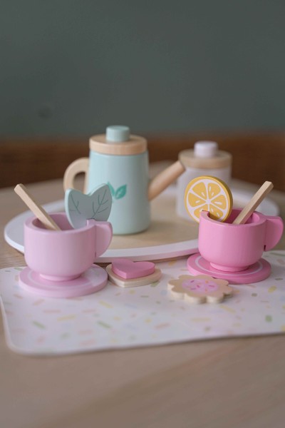 Teeservice und Tassen aus Holz für Kinder