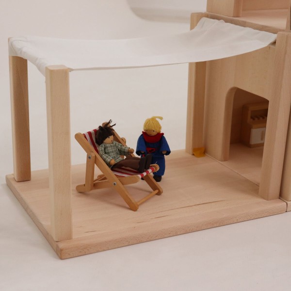 Biegepuppen sitzen auf der Holz Terrasse am Puppenhaus unter der gemütlichen Terrassenüberdachung