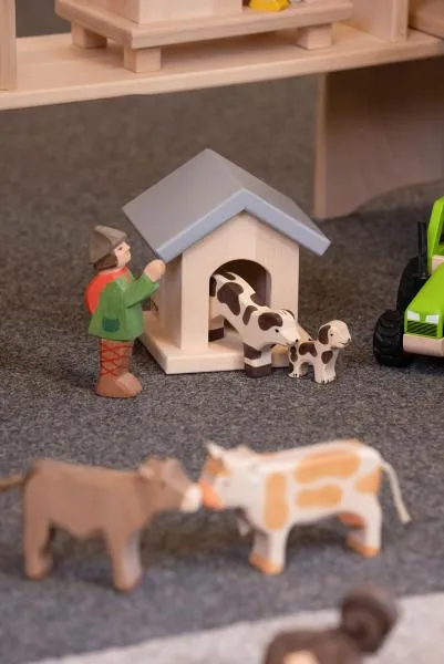 Spielwelt Bauernhof Detail Hundehuette mit Hund und Traktor, Bauern und Kühen