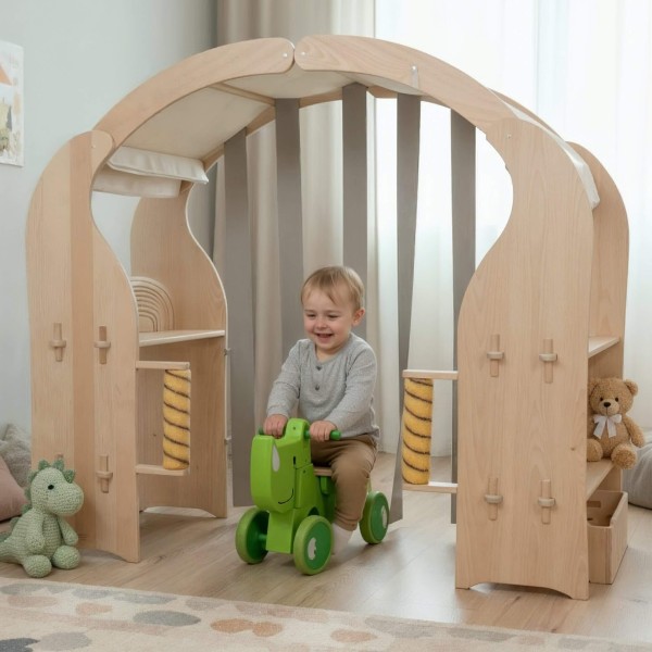 Kind fährt mit Holzfahrzeug durch Waschanlage für Kinder im hellen Kinderzimmer – fördert Bewegung und Rollenspiel