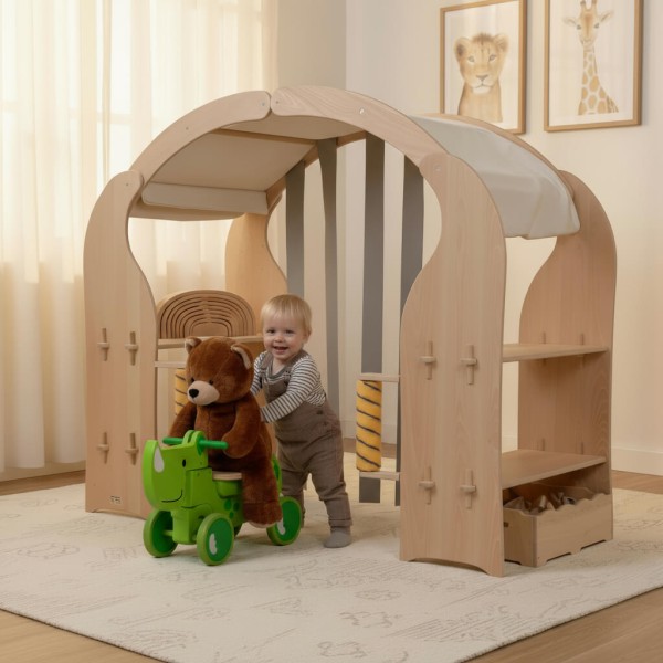 Kind fährt mit Holzfahrzeug durch Waschanlage für Kinder im hellen Kinderzimmer – fördert Bewegung und Rollenspiel