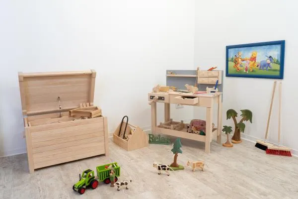 Große Schatzkiste für Spielspaß mit Kinder-Werkbank, Holz-Eisenbahn, Kehrbesen und tollem Spielsachen aus Holz