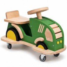 Holz Traktor BERTI zum Draufsitzen freigestellt auf weißem Hintergrund.