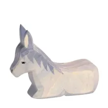 Esel-liegend-ostheimer-42117 Weihnachtsgeschenk Holz öko Naturspielzeug pädagogisch wertvolles Spielzeug Montessori Waldorf Holztiger Ostheimer Spielbauernhof