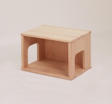 Holzgarage als Anbau an einem großen Holz-Puppenhaus für realistisches Spielen mit Autos