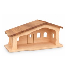 Leerer Krippenstall aus Holz mit offenem Innenraum, Giebeldach und Tür, freigestellt vor weißem Hintergrund