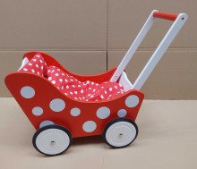 Rot-weißer Puppenwagen aus Holz mit Gummireifen in der Seitenansicht